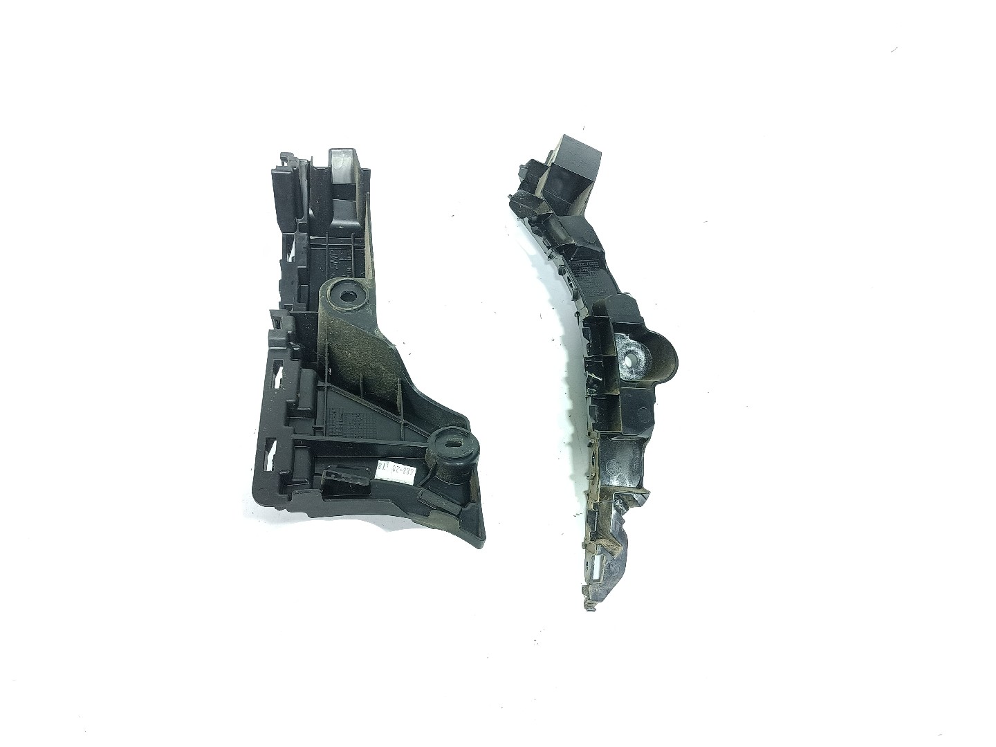 Rear bumper guide center SEAT Ibiza V (KJ1) Imagem-1