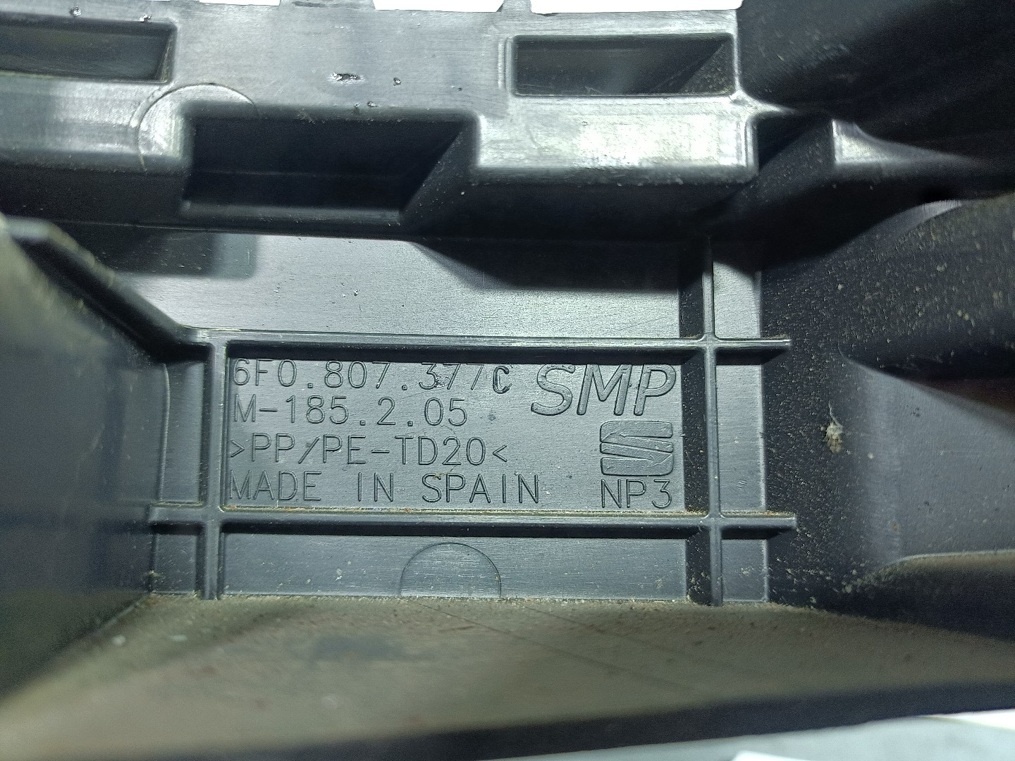 Rear bumper guide center SEAT Ibiza V (KJ1) Imagem-3
