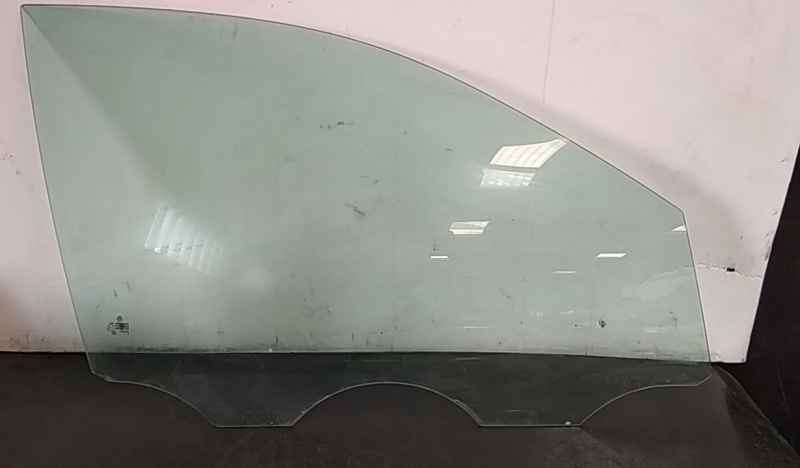 Right front door glass VOLKSWAGEN Polo (9N) Imagem-0