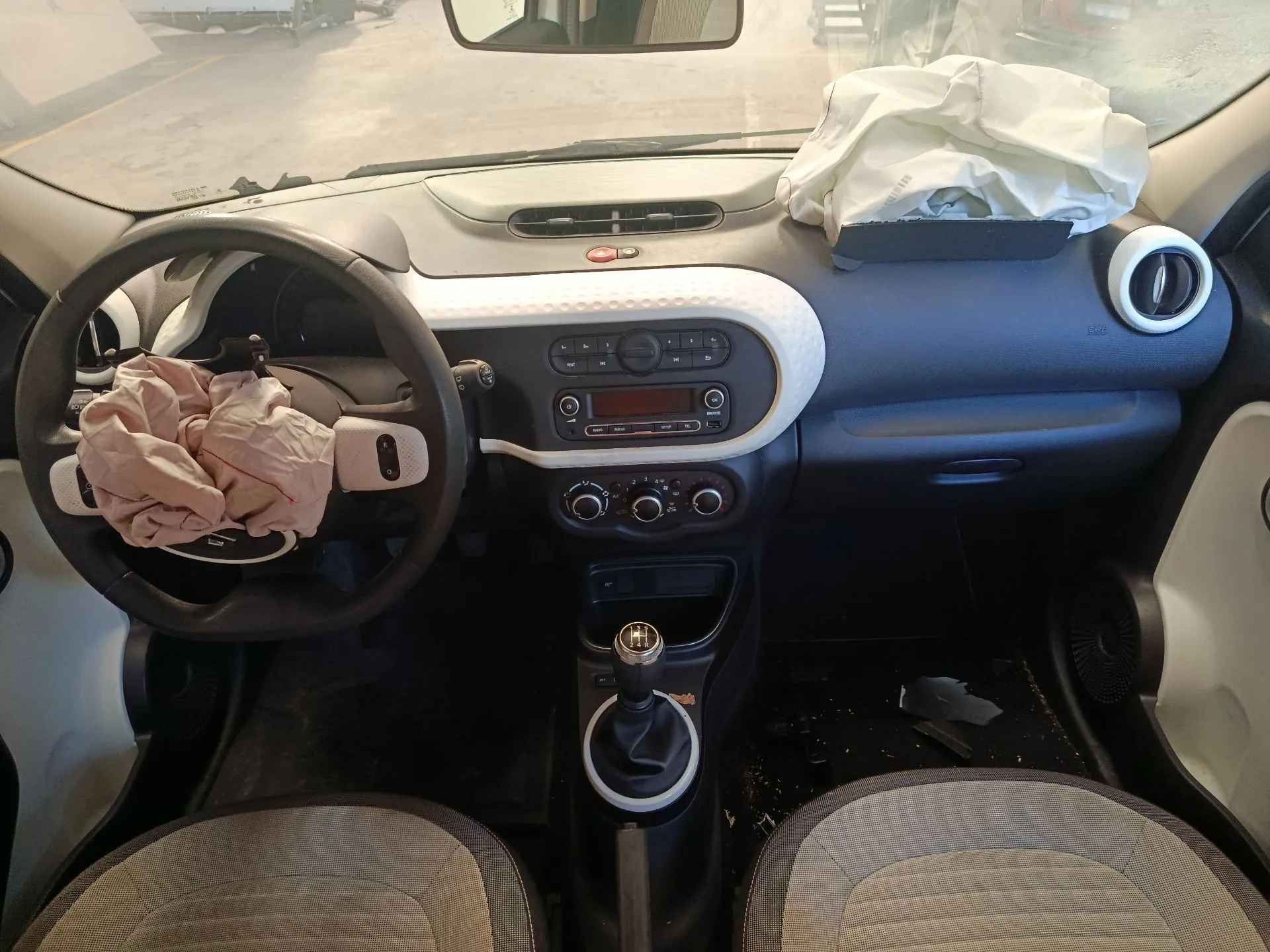 Twingo III  RENAULT Twingo III (BCM_) Imagem-7
