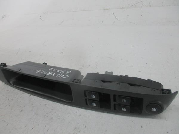 Comando / botão / interruptor vidros frente esquerdo CHEVROLET Spark (M300) Imagem-1 Comando / botão / interruptor vidros frente esquerdo CHEVROLET Spark (M300) Imagem-1