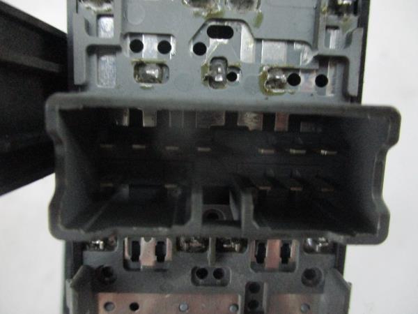 Comando / botão / interruptor vidros frente esquerdo CHEVROLET Spark (M300) Imagem-5 Comando / botão / interruptor vidros frente esquerdo CHEVROLET Spark (M300) Imagem-5