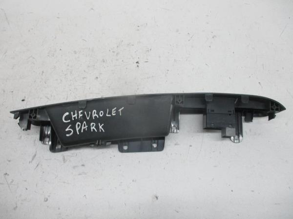 Comando / botão / interruptor vidros trás direito CHEVROLET Spark (M300) Imagem-4 Comando / botão / interruptor vidros trás direito CHEVROLET Spark (M300) Imagem-4