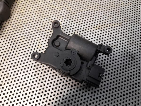 Motor del compuerta de la calefacción VOLKSWAGEN Golf VII (5G1, BQ1, BE1, BE2) Imagem-3