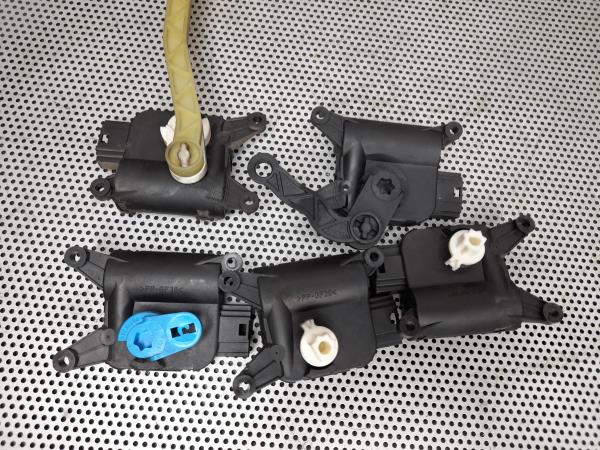 Motor del compuerta de la calefacción SEAT Leon (1P1) Imagem-3