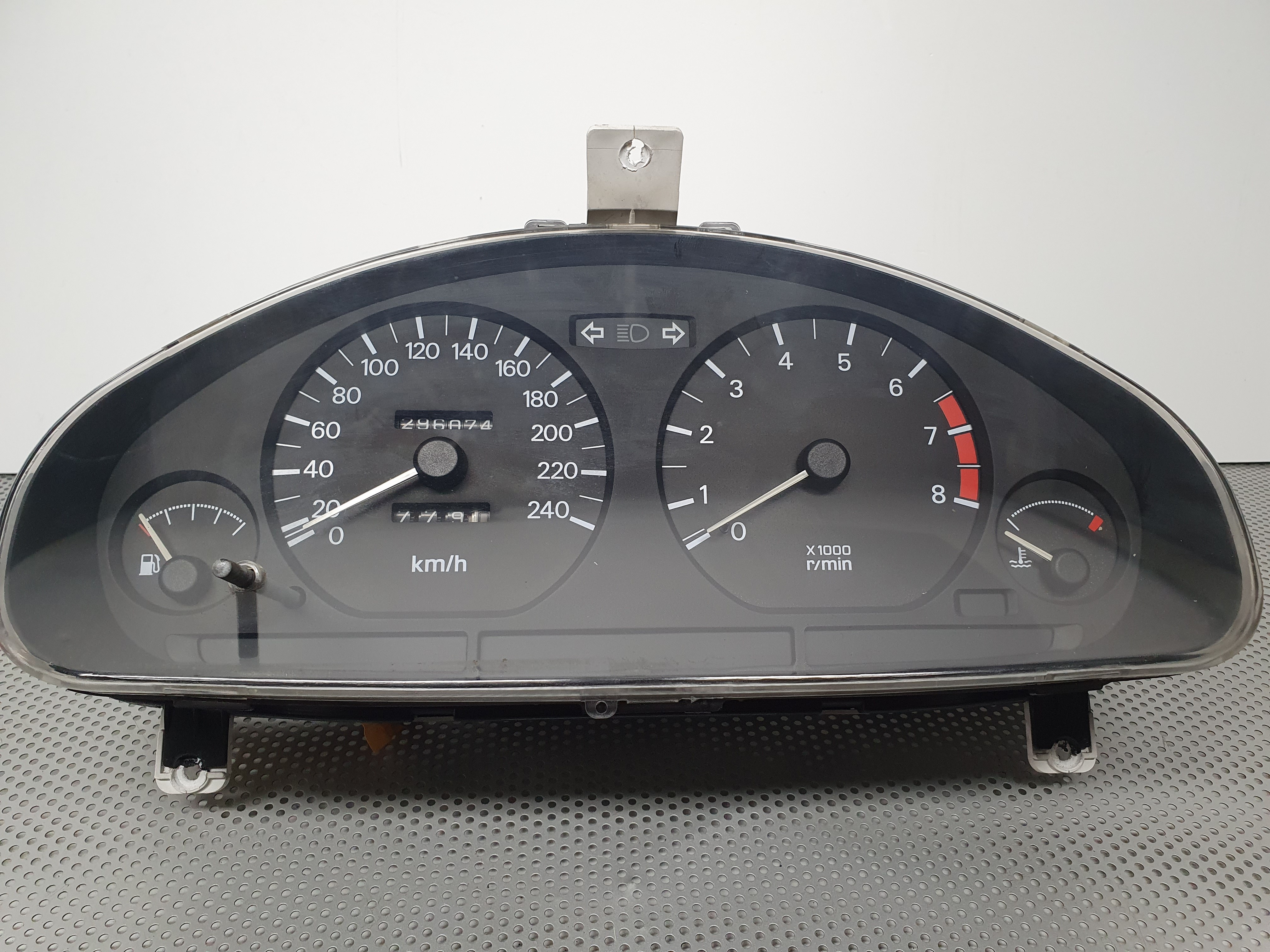 Quadrante / painel de instrumentos MITSUBISHI Carisma Hatchback (DA_) Imagem-1 Quadrante / painel de instrumentos MITSUBISHI Carisma Hatchback (DA_) Imagem-1