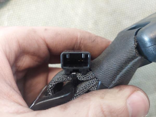 Hebilla de cinturón trasero izquierdo PEUGEOT 108 Imagem-1