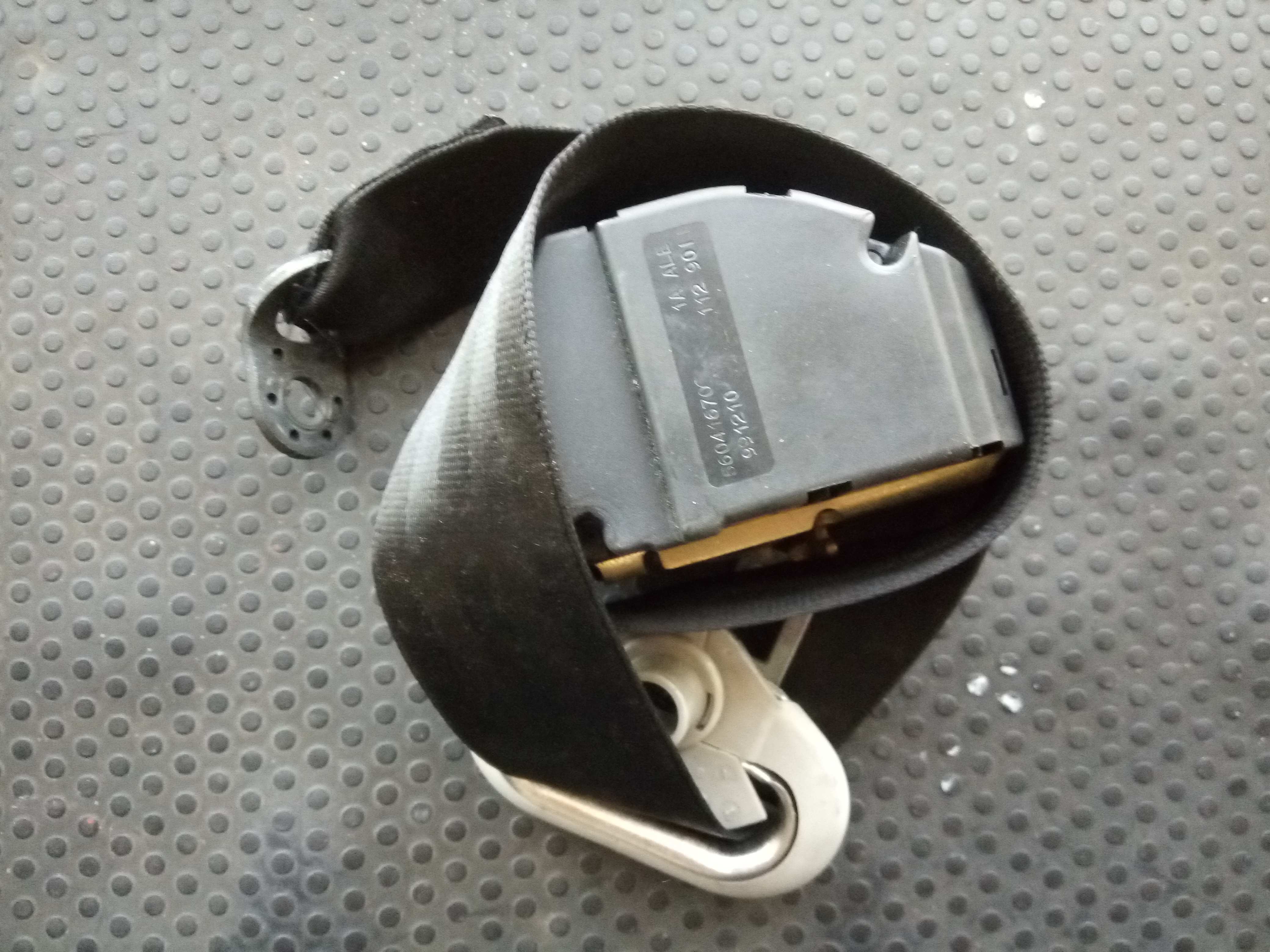 Right rear seatbelt VOLKSWAGEN Golf IV (1J1) Imagem-1