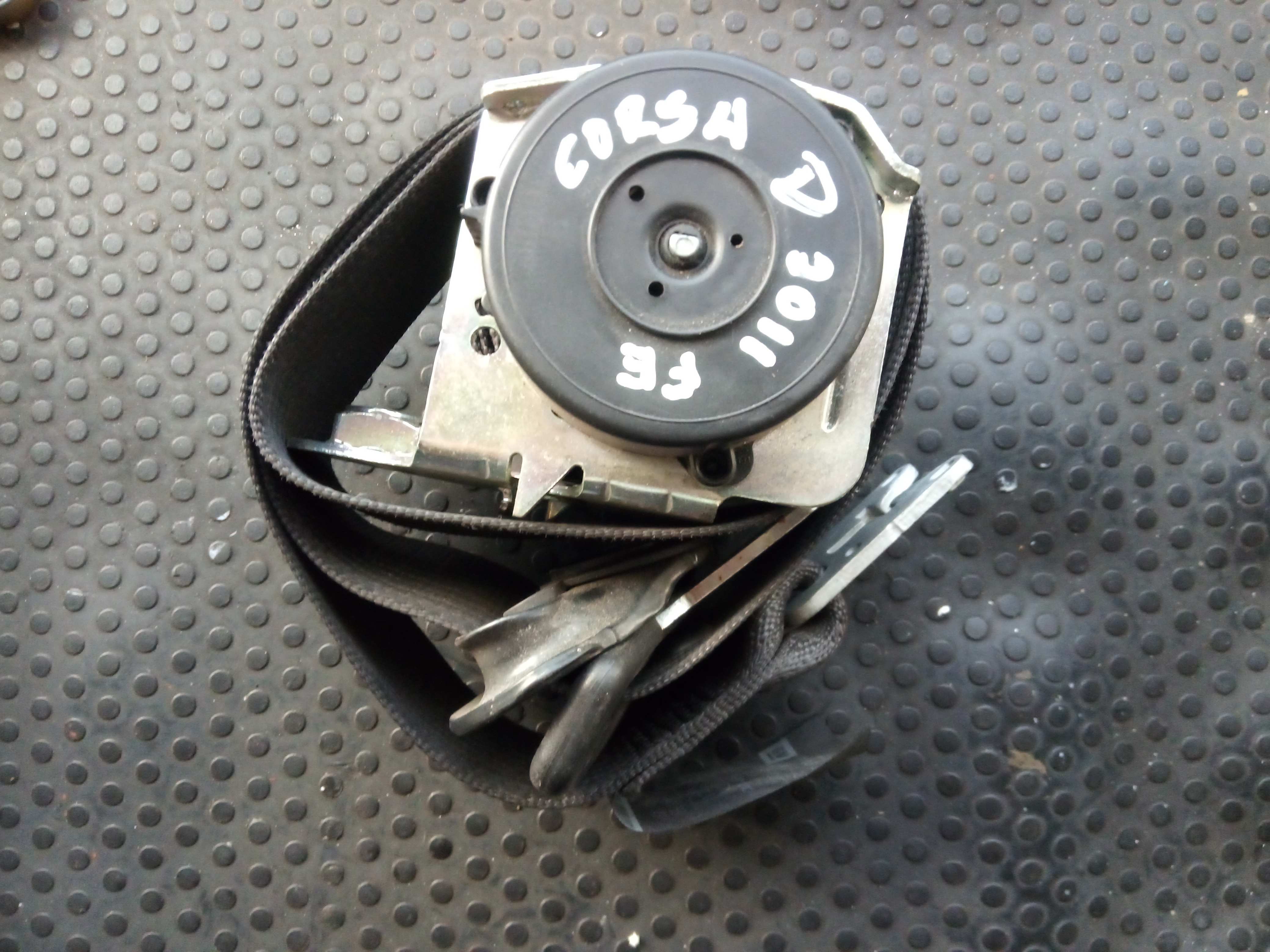 Cinturón delantero izquierdo OPEL Corsa D