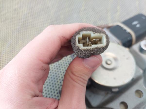 Elevador vidros frente direito KIA Carnival I (UP) Imagem-2