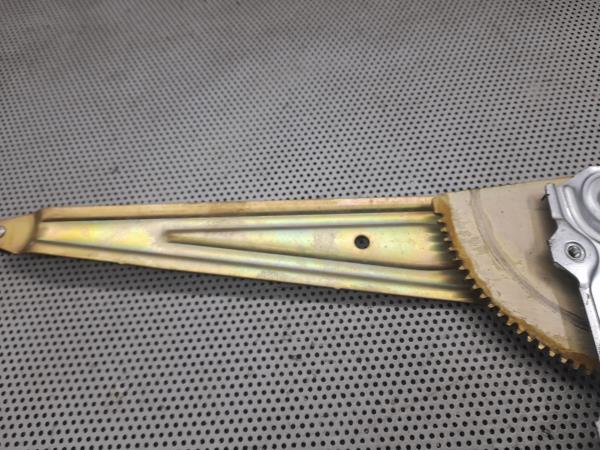 Alzavetro posteriore sinistro TOYOTA Yaris (_P9_) Imagem-2