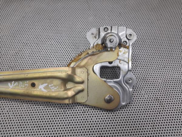 Alzavetro posteriore sinistro TOYOTA Yaris (_P9_) Imagem-4