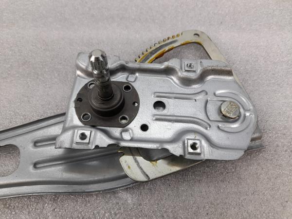 Alzavetro posteriore destro TOYOTA Yaris (_P9_) Imagem-1