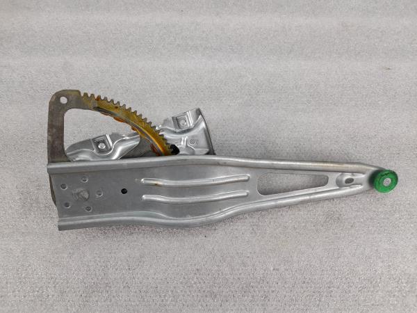 Alzavetro posteriore destro TOYOTA Yaris (_P9_) Imagem-3