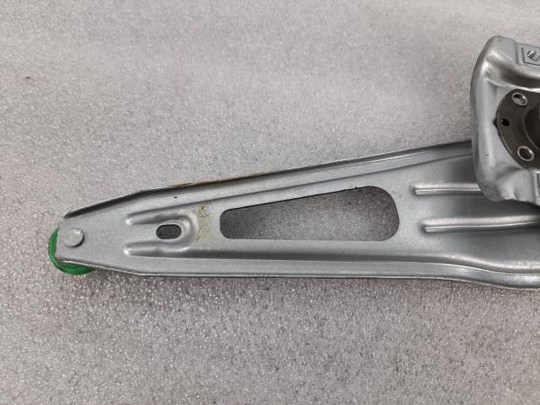 Alzavetro posteriore destro TOYOTA Yaris (_P9_) Imagem-2