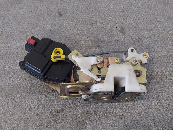 Fechadura / fecho porta trás direito CHEVROLET Matiz (M200, M250) Imagem-1 Fechadura / fecho porta trás direito CHEVROLET Matiz (M200, M250) Imagem-1