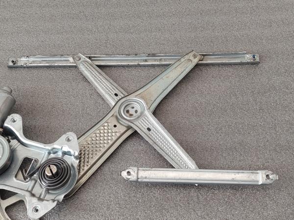 Elevador vidros frente direito TOYOTA Yaris (_P1_) Imagem-2