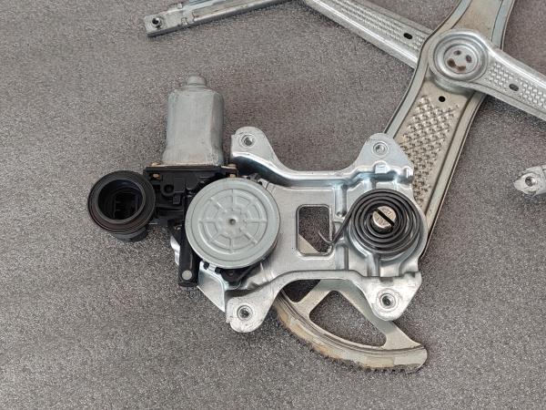 Elevador vidros frente direito TOYOTA Yaris (_P1_) Imagem-3