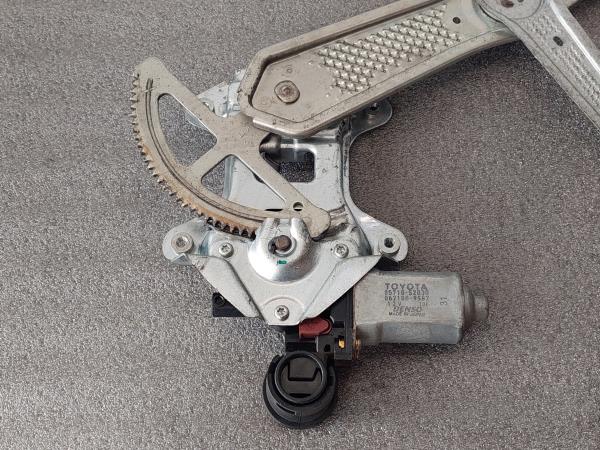 Elevador vidros frente direito TOYOTA Yaris (_P1_) Imagem-4