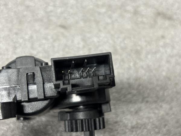 Motor del compuerta de la calefacción VOLKSWAGEN Golf VIII (CD1) Imagem-3