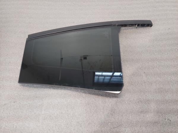 Vidro triangular da porta trás direito VOLKSWAGEN Golf VIII (CD1) Imagem-3