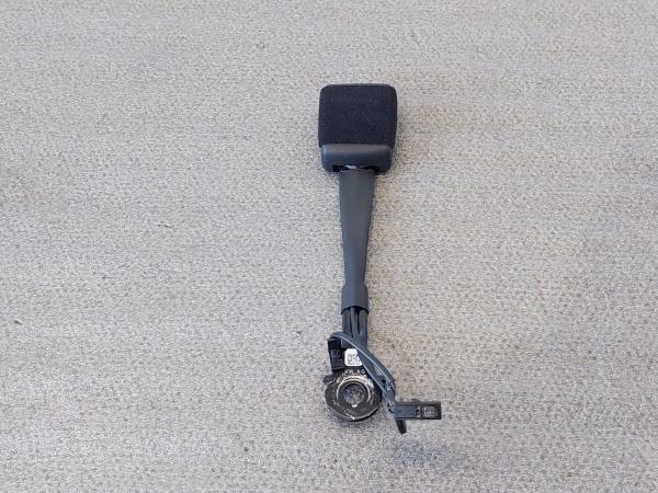 Encaixe de cinto frente direito VOLKSWAGEN Golf VIII (CD1)