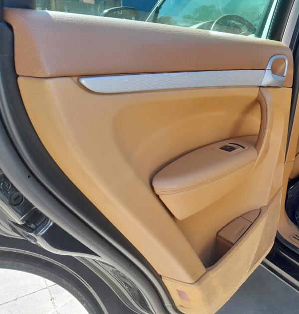 Forra porta / quartela trás esquerda PORSCHE Cayenne (9PA)