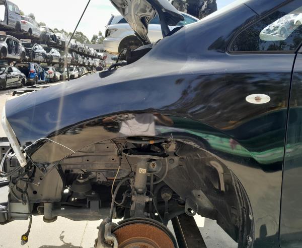 Guarda-lamas esquerdo NISSAN Leaf EV (ZE0)