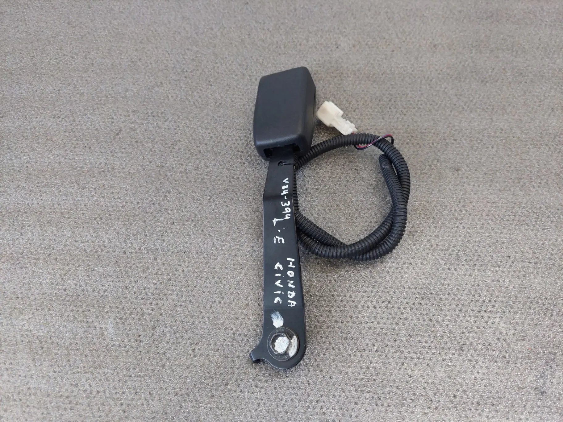 Encaixe de cinto frente esquerdo HONDA Civic VIII Hatchback (FN_, FK_)