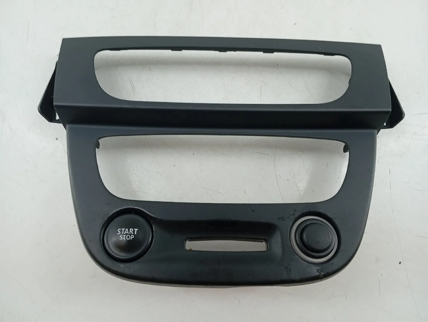 29 - Moldura da consola central / rádio / aro RENAULT Megane III (BZ0_)