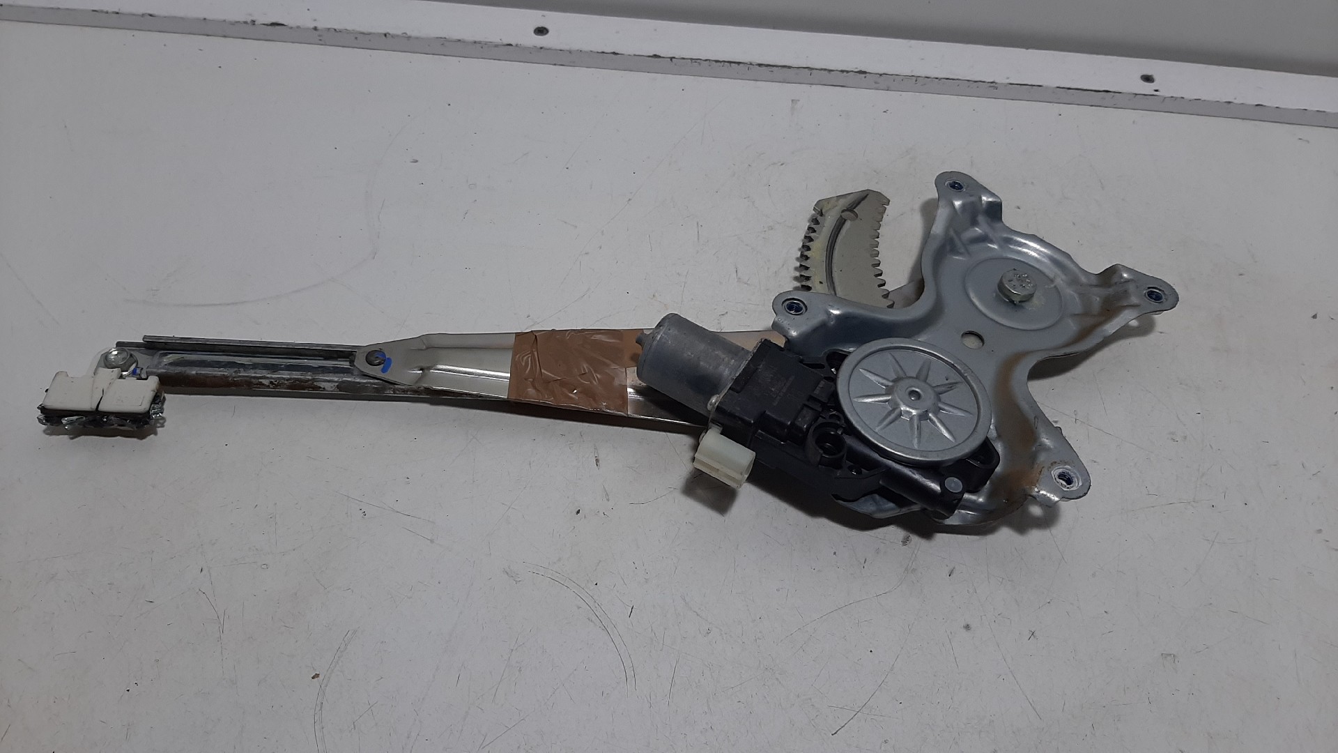 Lève-vitre arrière gauche MITSUBISHI L 200 / Triton Pick Up (KJ_, KK_, KL_)