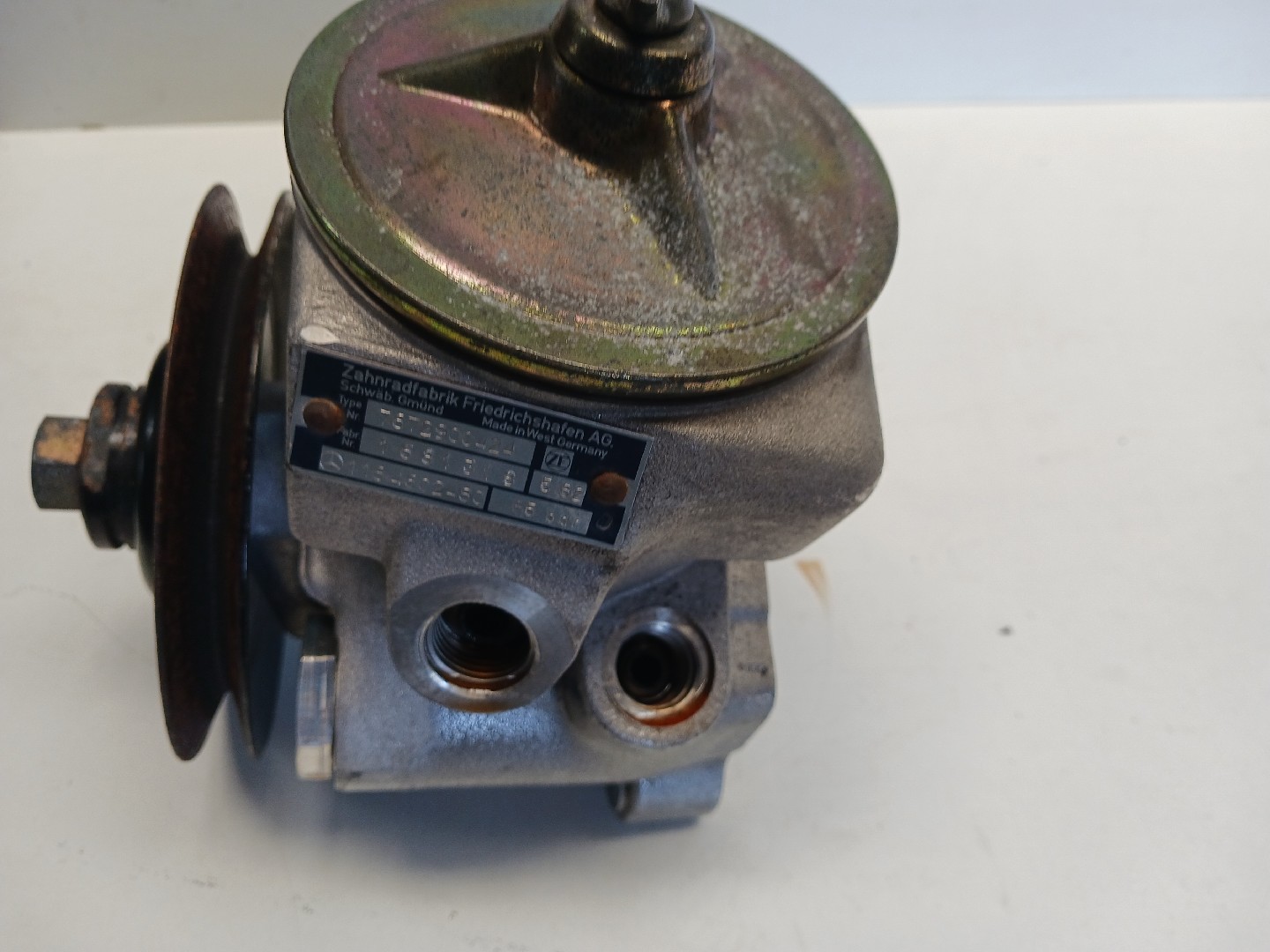 Bomba de dirección MERCEDES-BENZ Três volumes (W123) Imagem-1