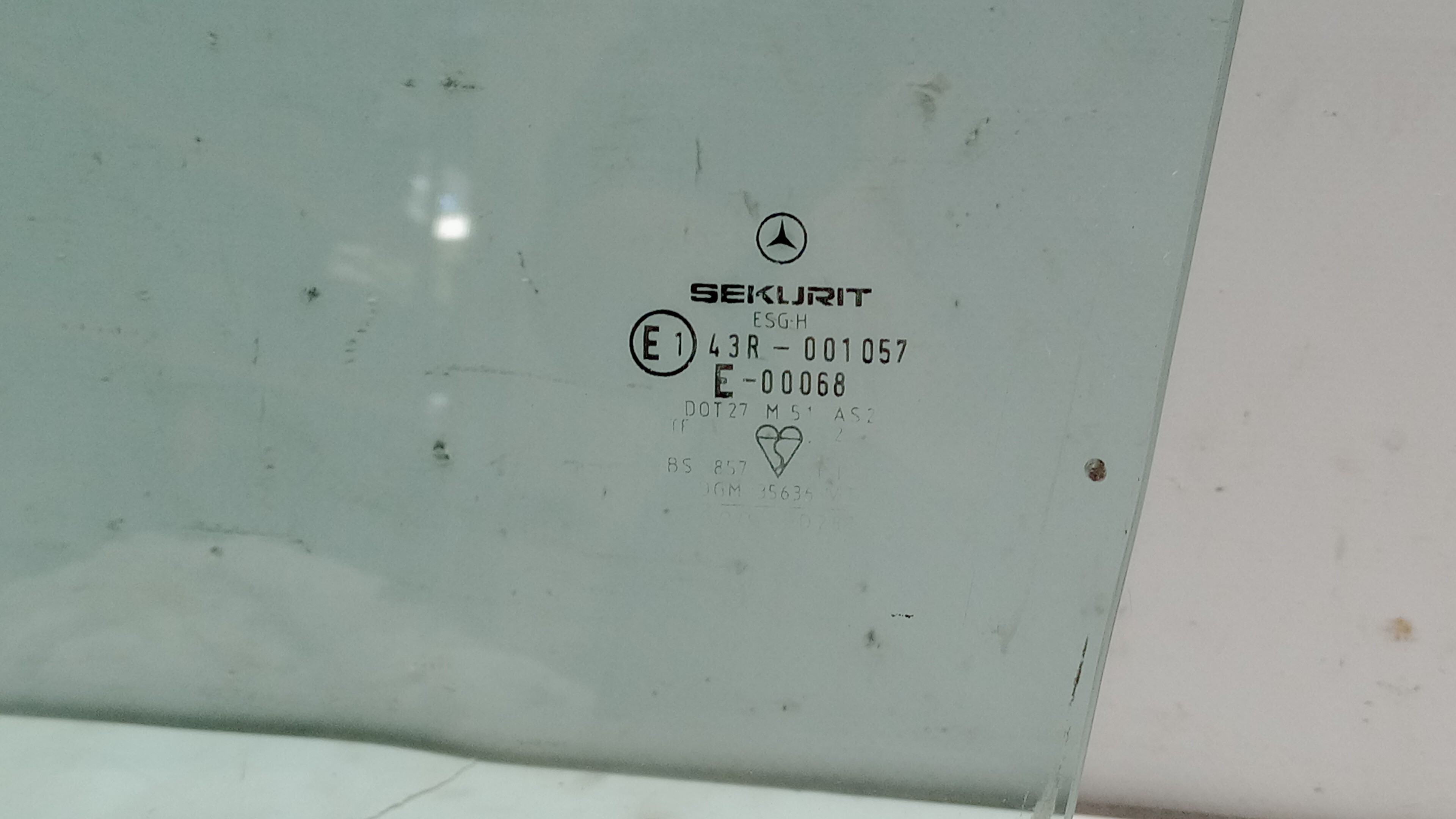 Left front door glass MERCEDES-BENZ Três volumes (W123) Imagem-1