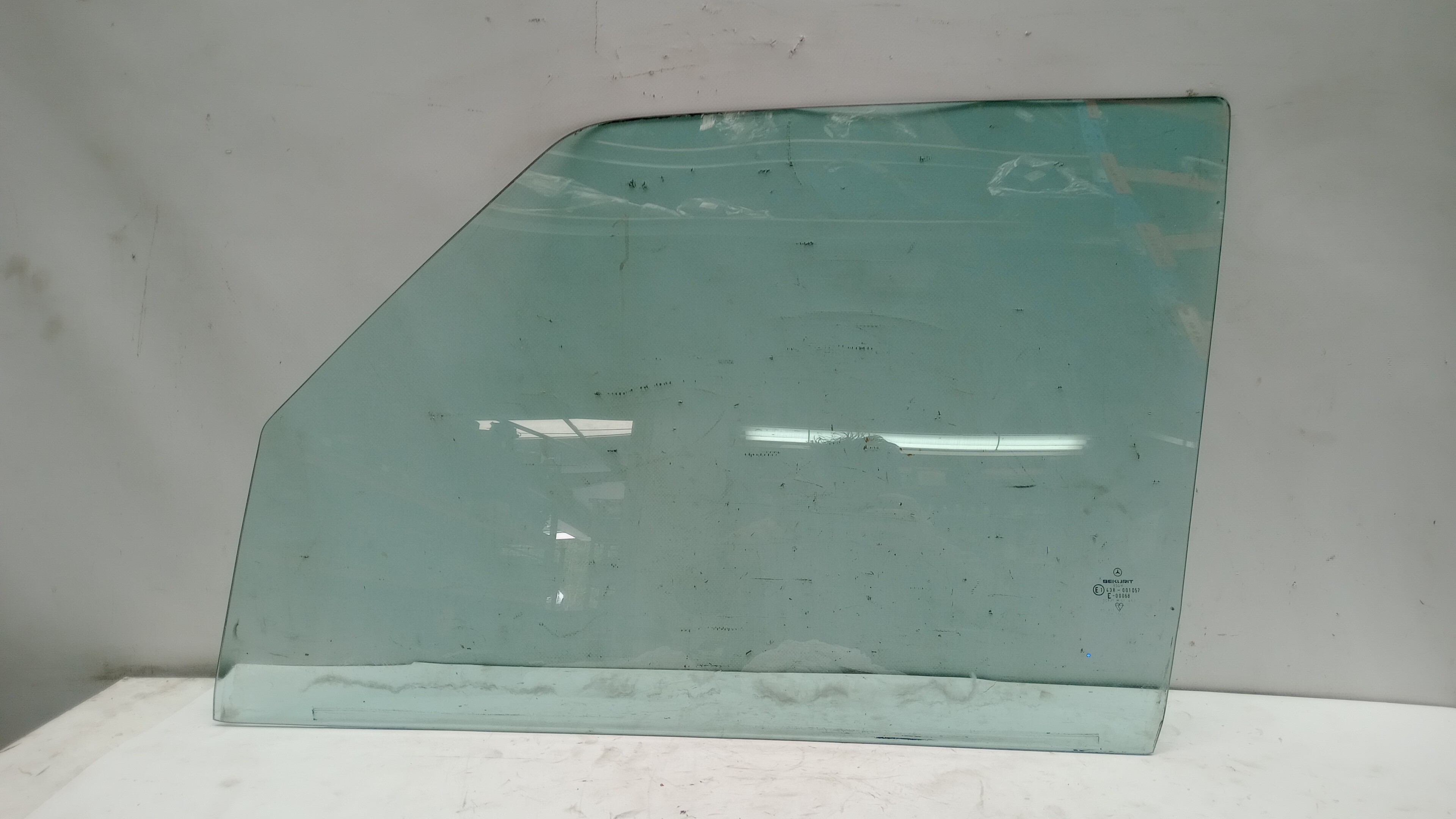 Left front door glass MERCEDES-BENZ Três volumes (W123)