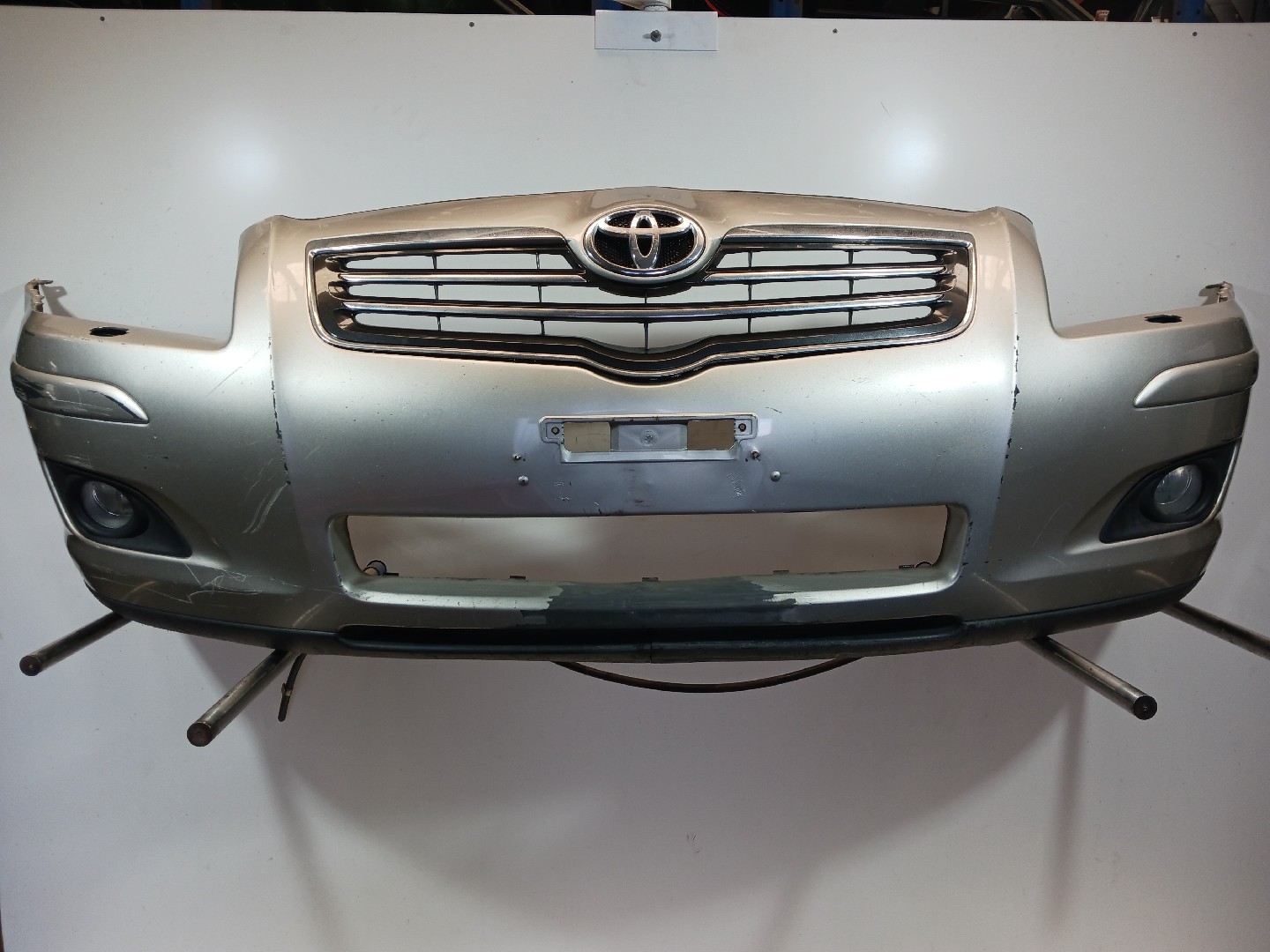 Pára-choques frente TOYOTA Avensis Liftback (_T25_)