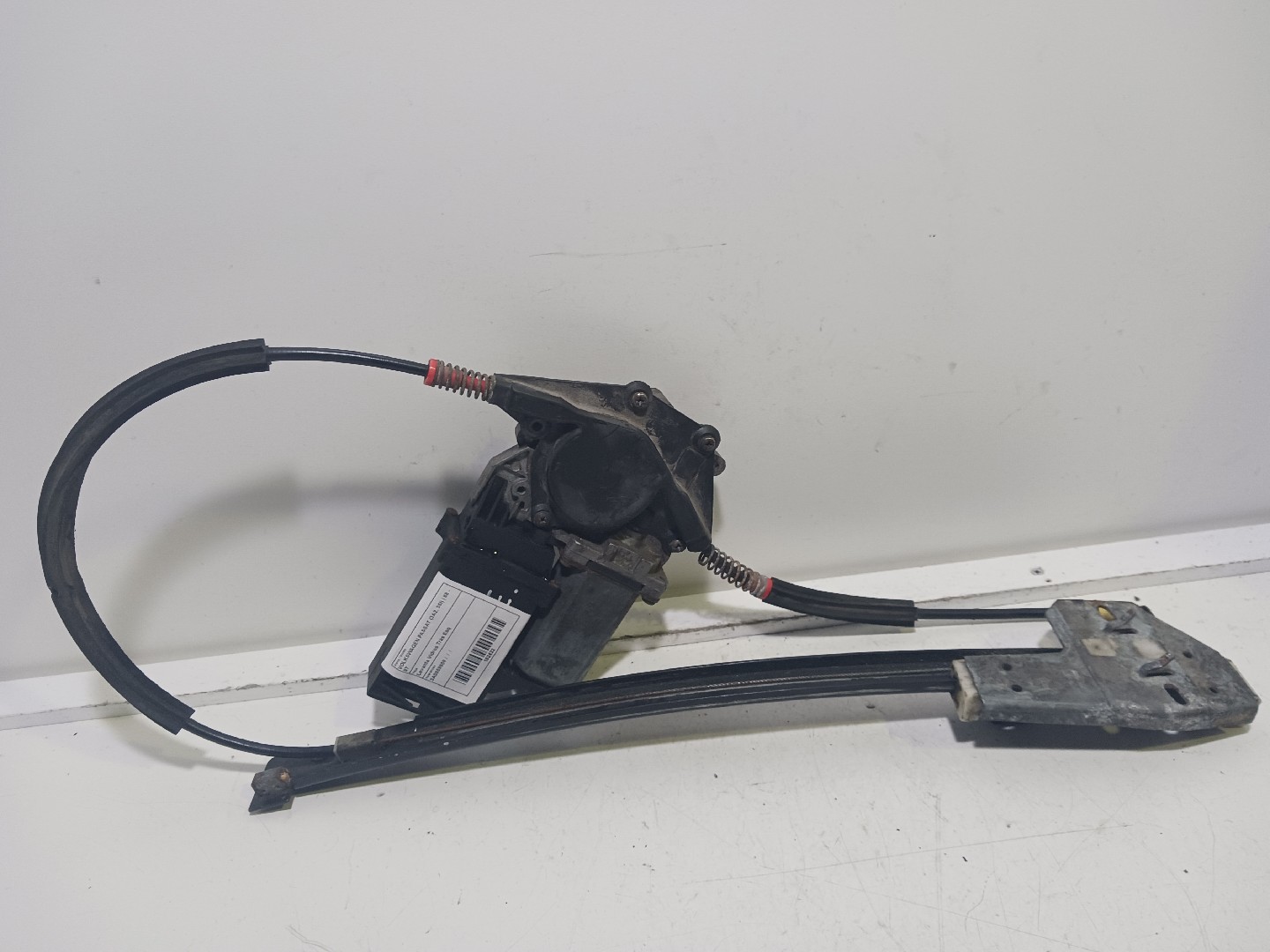 Lève-vitre arrière gauche VOLKSWAGEN Passat (3A2, 35I)