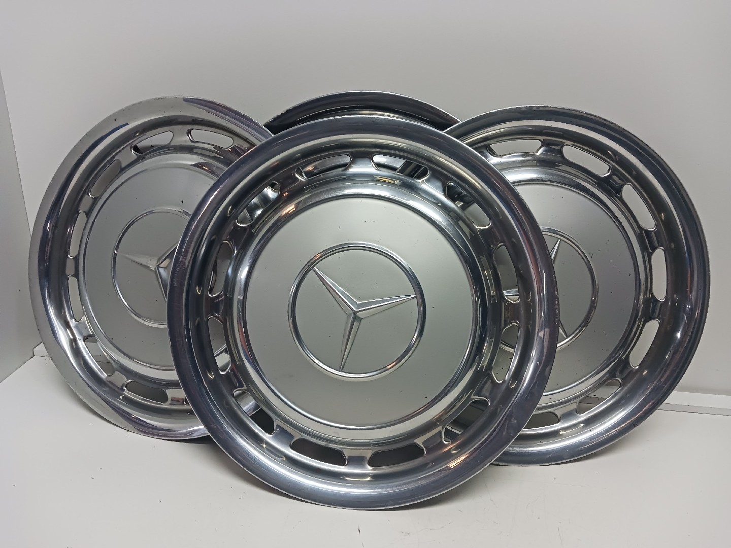 Conjunto de tampões de rodas MERCEDES-BENZ Três volumes (W123)