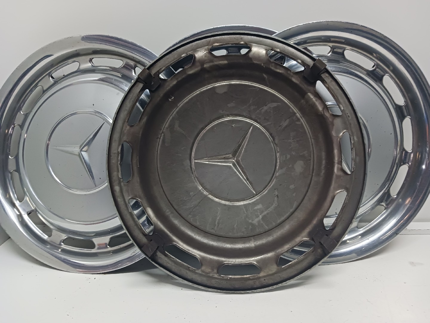 Conjunto de tampões de rodas MERCEDES-BENZ Três volumes (W123) Imagem-1