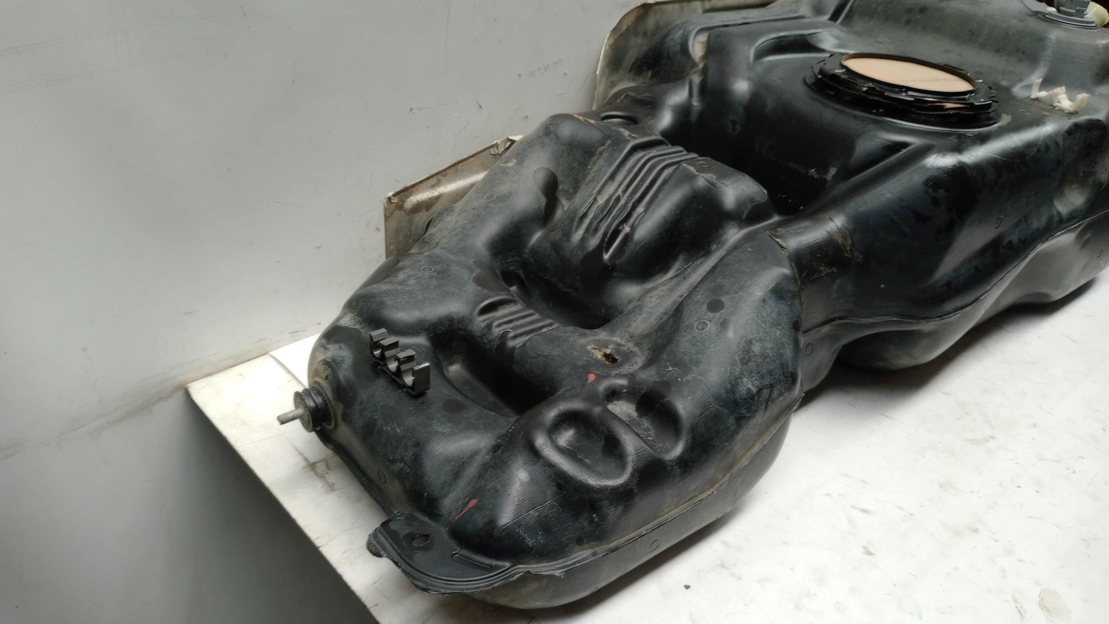 Fuel tank TOYOTA Hilux VIII Pick Up (_N12_, _N13_) Imagem-1