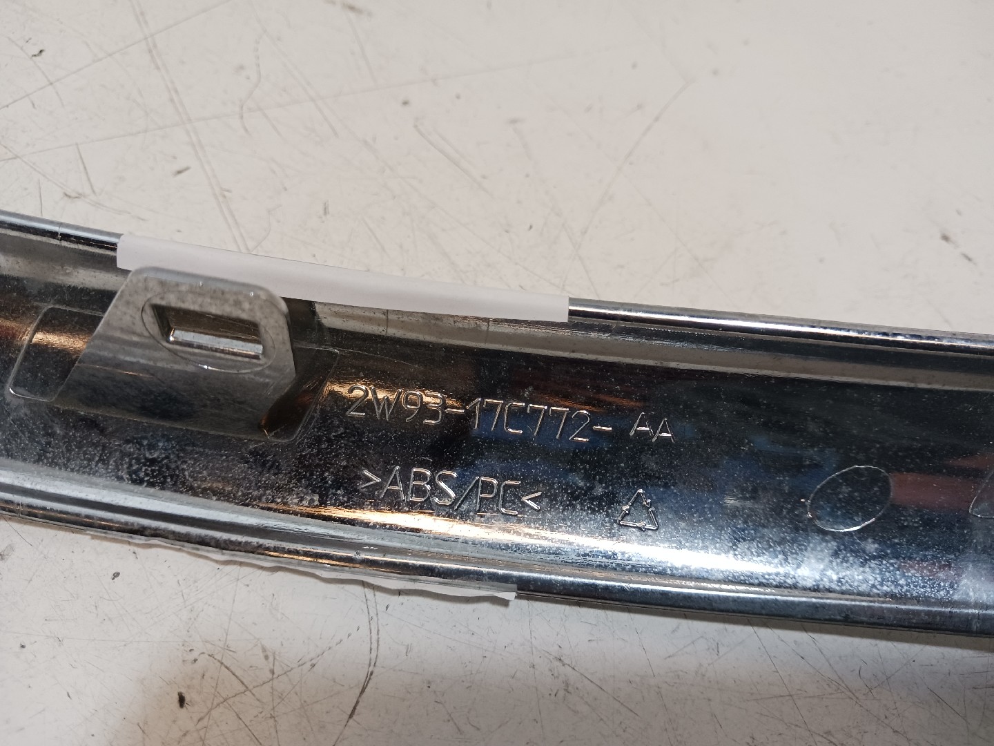 Moulure pare-chocs arrière Droite JAGUAR XJ (X350) Imagem-2