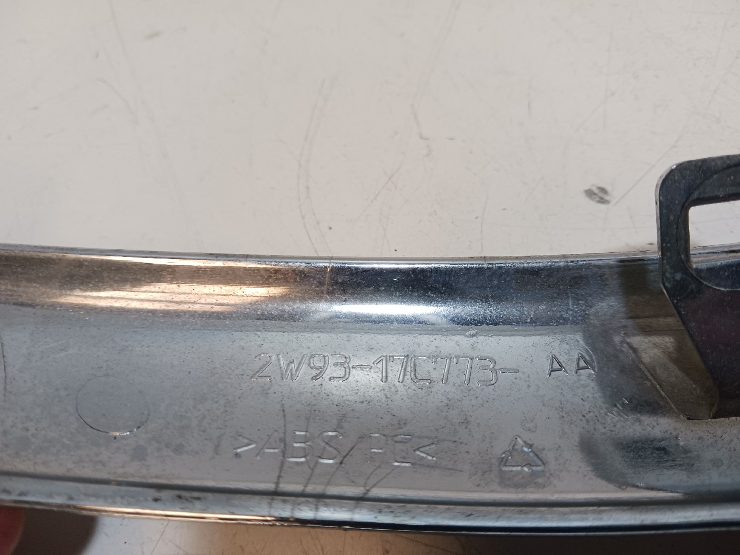 Moulure pare-chocs arrière gauche JAGUAR XJ (X350) Imagem-2