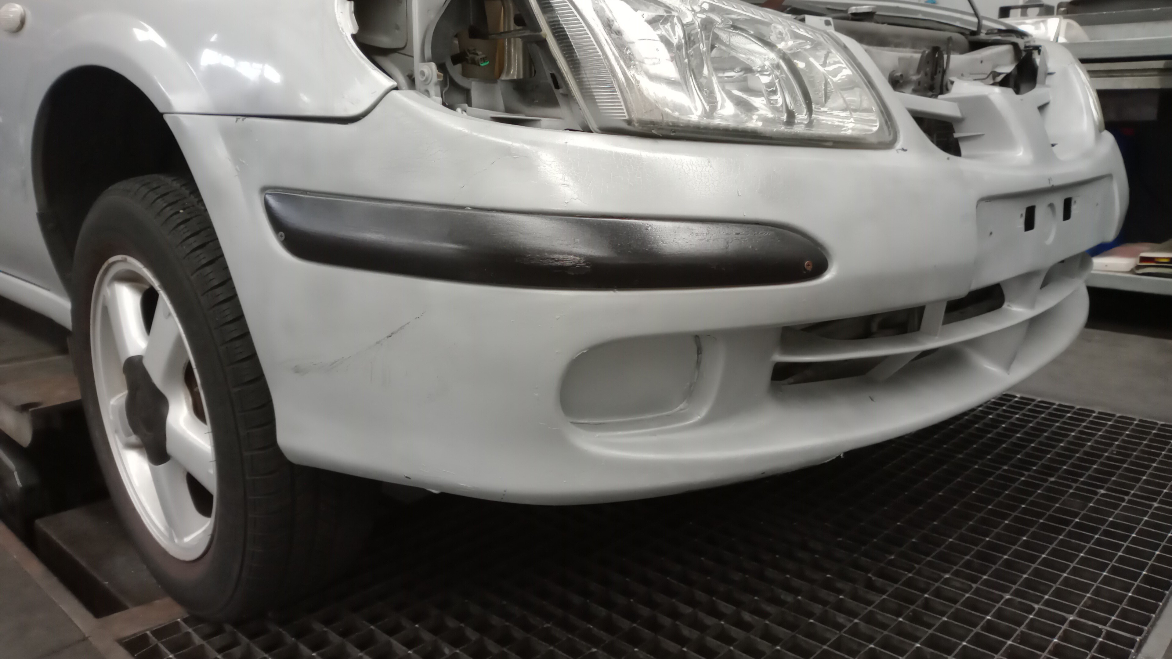 Pára-choques frente NISSAN Almera II Hatchback (N16) Imagem-1