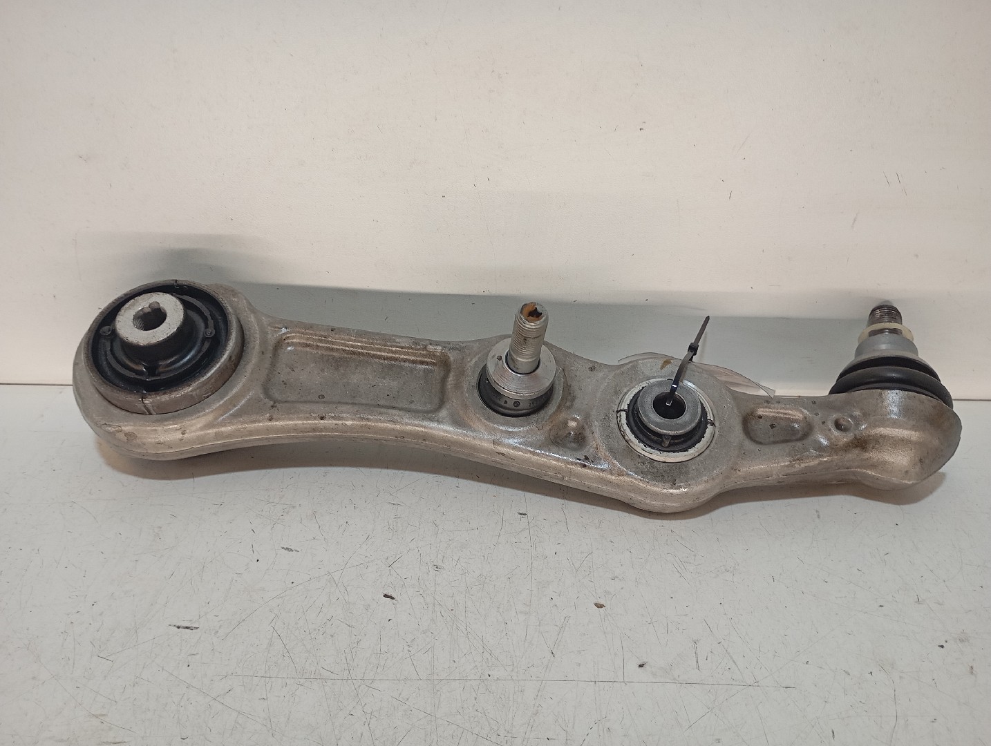 Bras de suspension Avant Droite MERCEDES-BENZ Classe C (W205) Imagem-1
