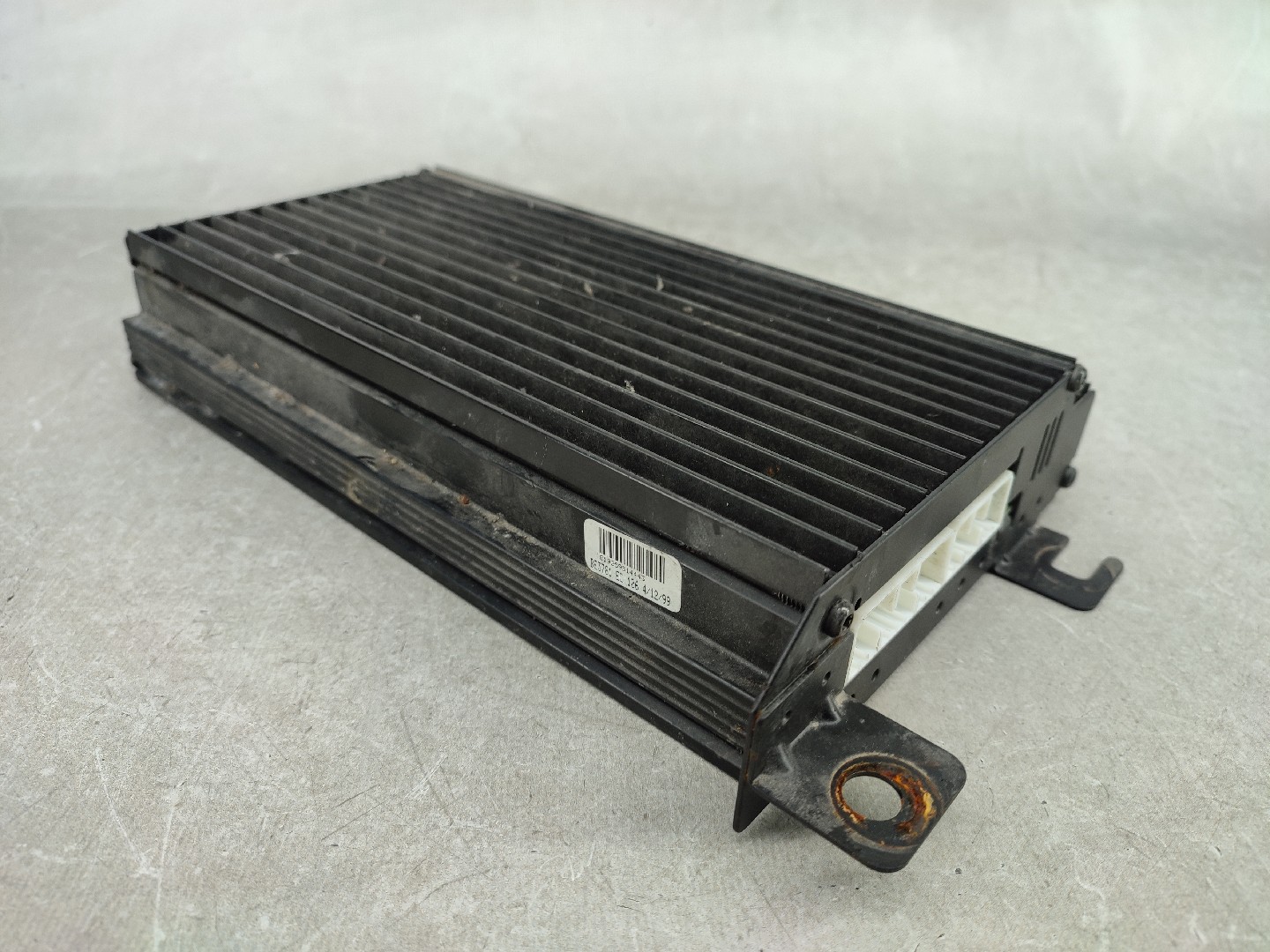 Amplificador de colunas JEEP Grand Cherokee II (WJ, WG) Imagem-3