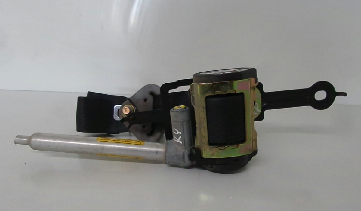 Right front seatbelt pretensioner NISSAN Primera Sedan (P11)