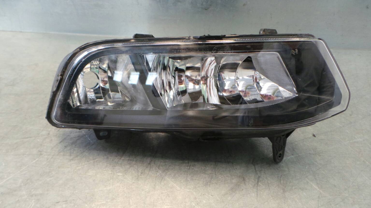 Farol nevoeiro frente direito VOLKSWAGEN Polo (6R, 6C)