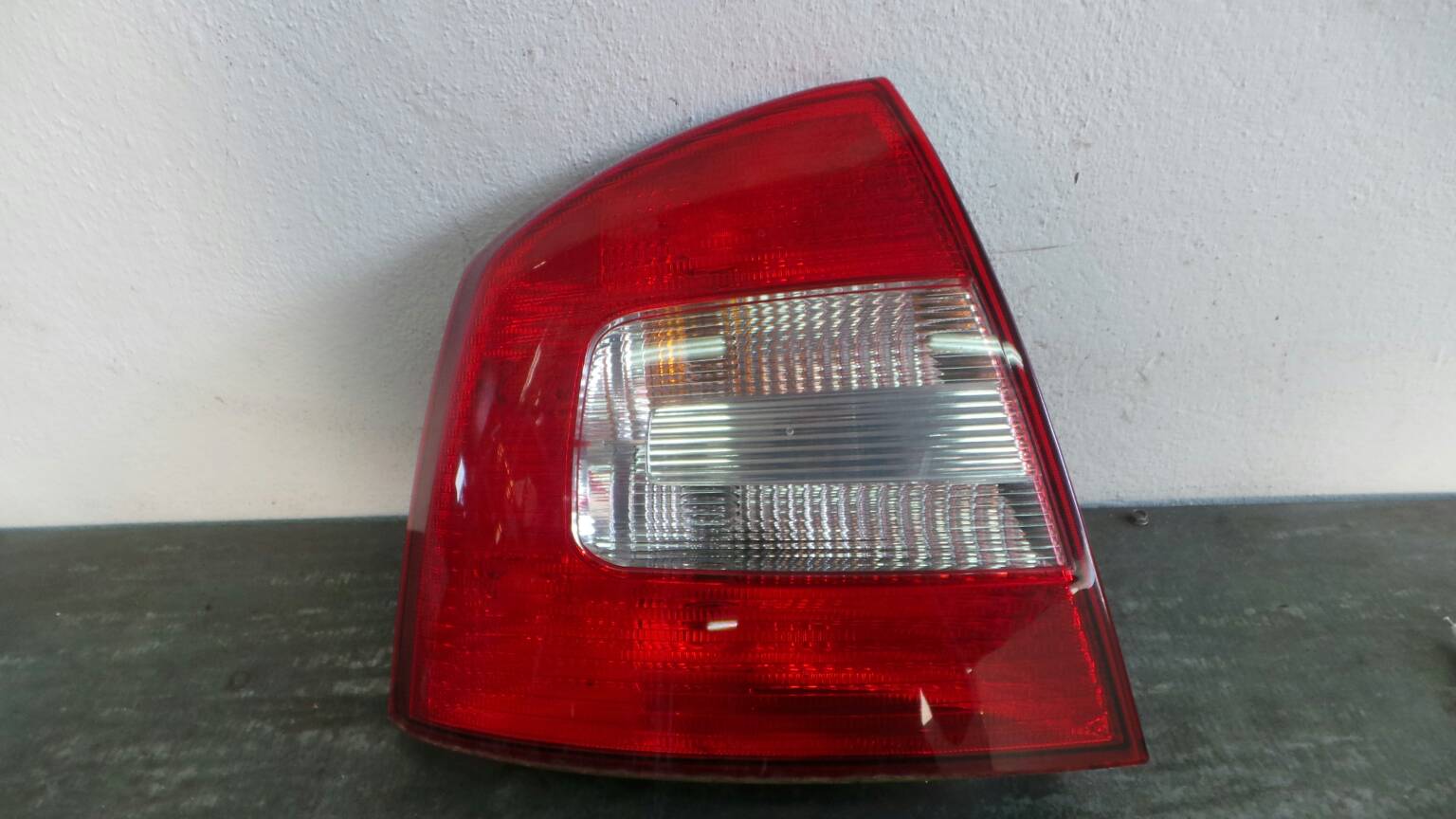 Left Tail light SKODA Octavia II Hatchback (1Z3)