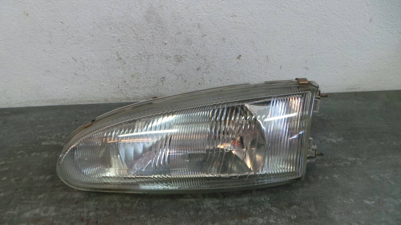 Ótica / farol esquerda MITSUBISHI Colt IV (CA_A)