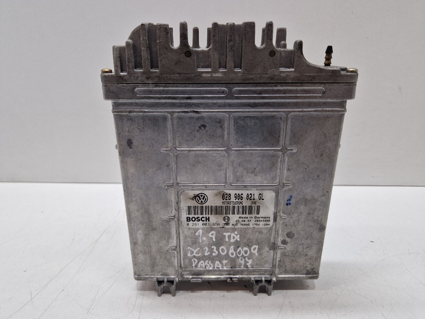 Engine control unit / ECU VOLKSWAGEN Passat (3B2)