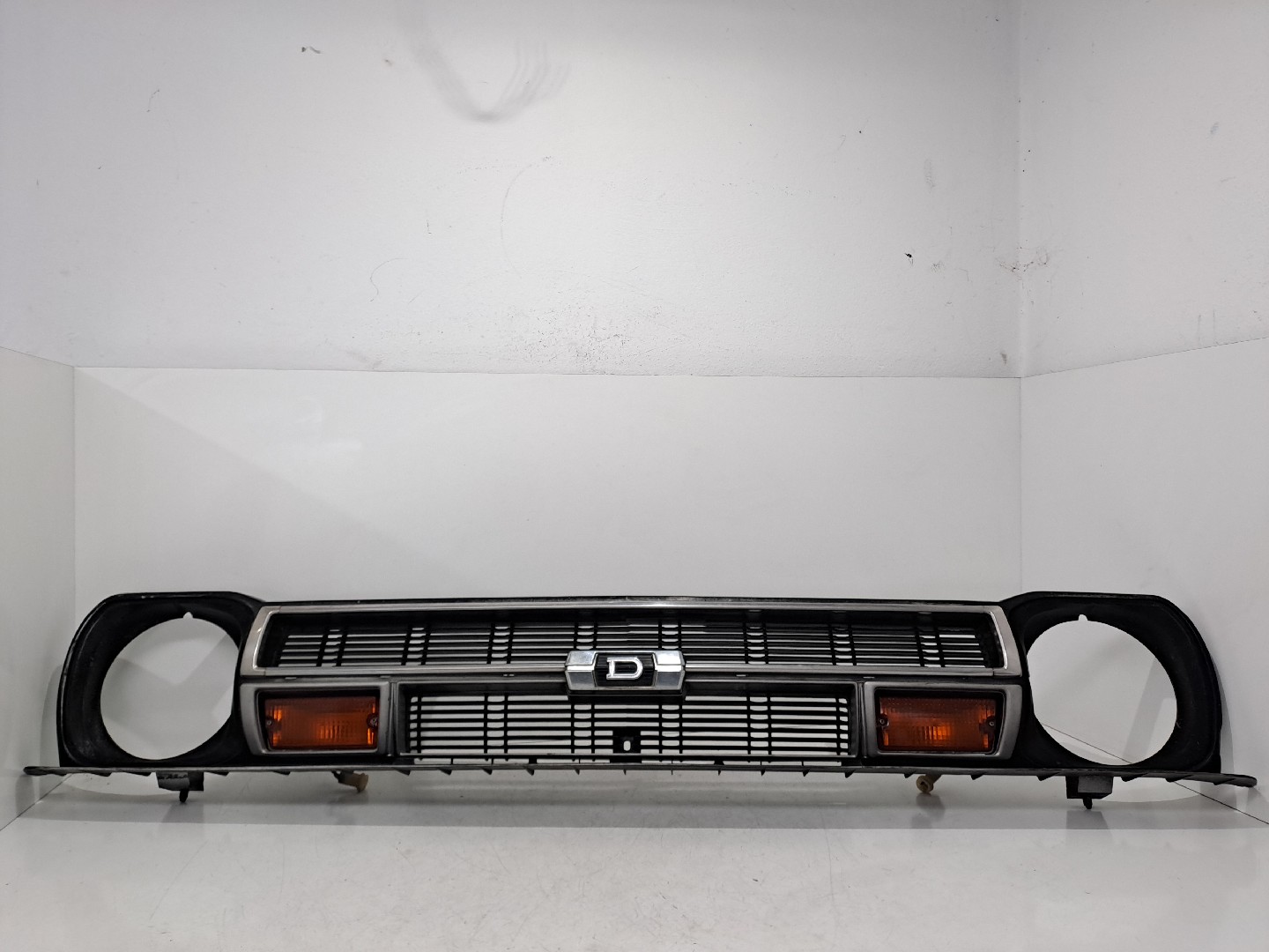 Grelha frente NISSAN Datsun 120 (LB210)